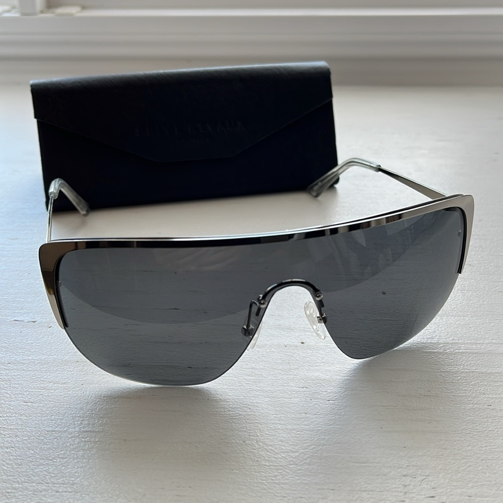 NWOT PRIVÉ REVAUX The Janet Oversized Metallic Silver Sunglasses and Hard Case